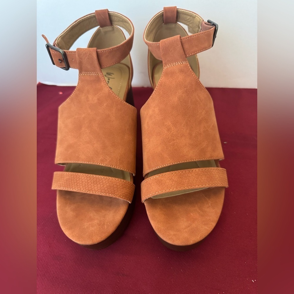 Wonderly Emilia Tan and Brown Platform Sandals. Size 8.5